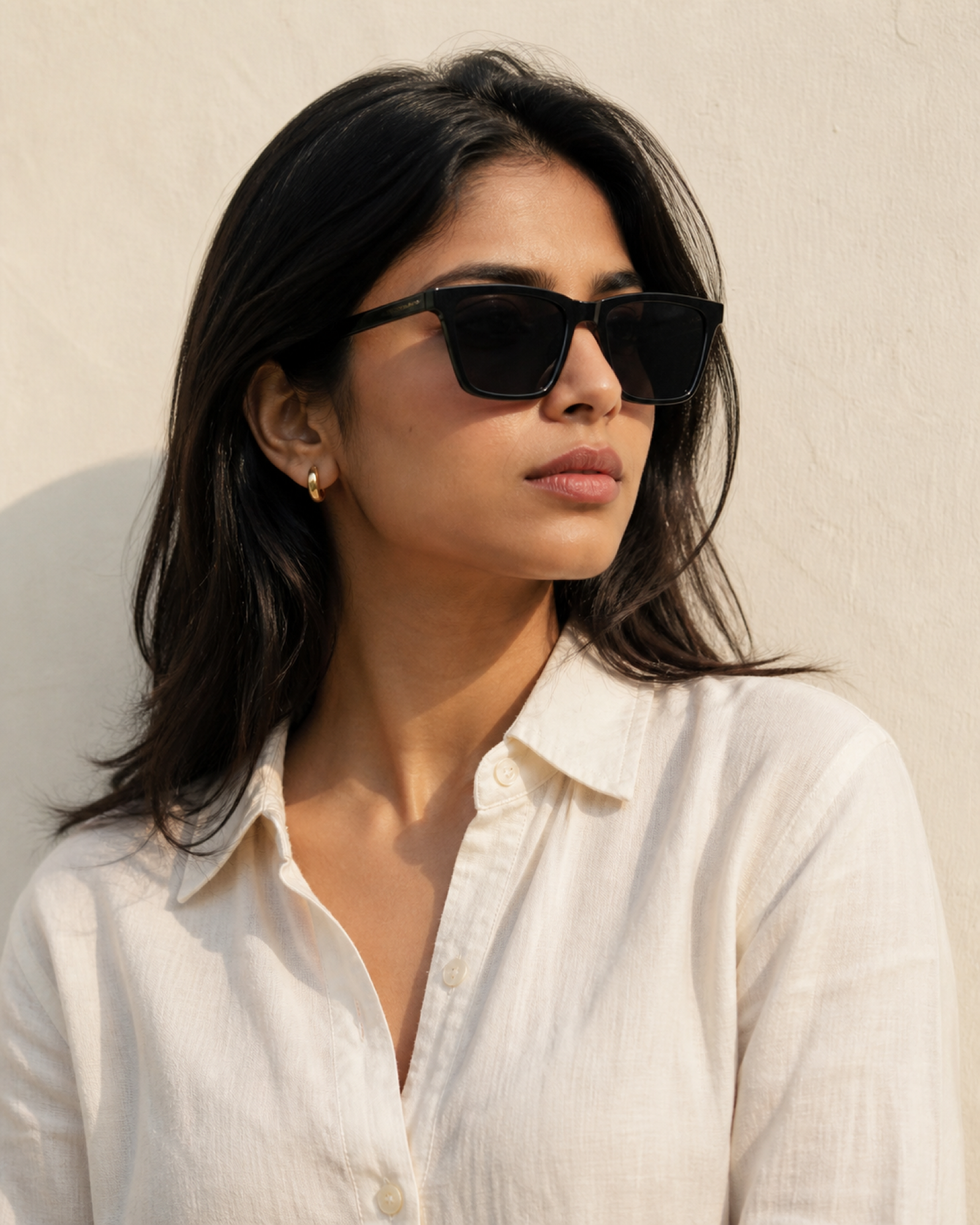 Woman wearing The Carter black square sunglasses